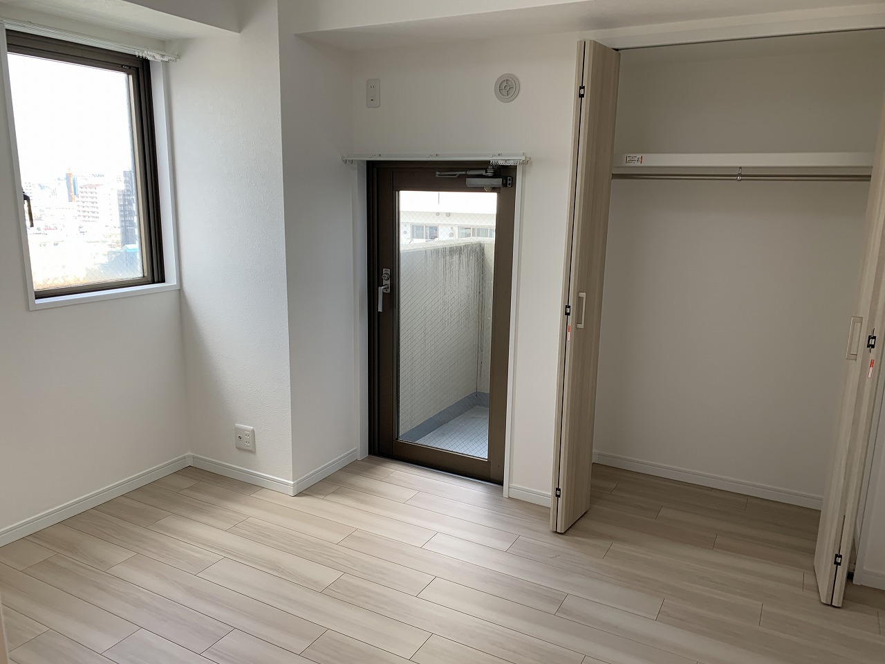 洋室4.8帖です。バルコニーもあり、風通しも良いお部屋です