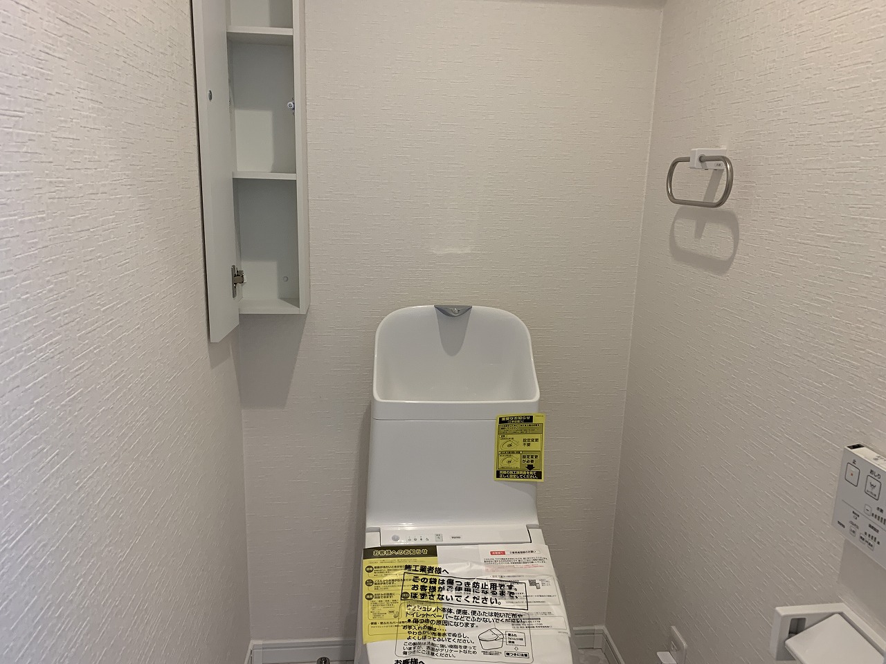 収納棚もあるトイレです