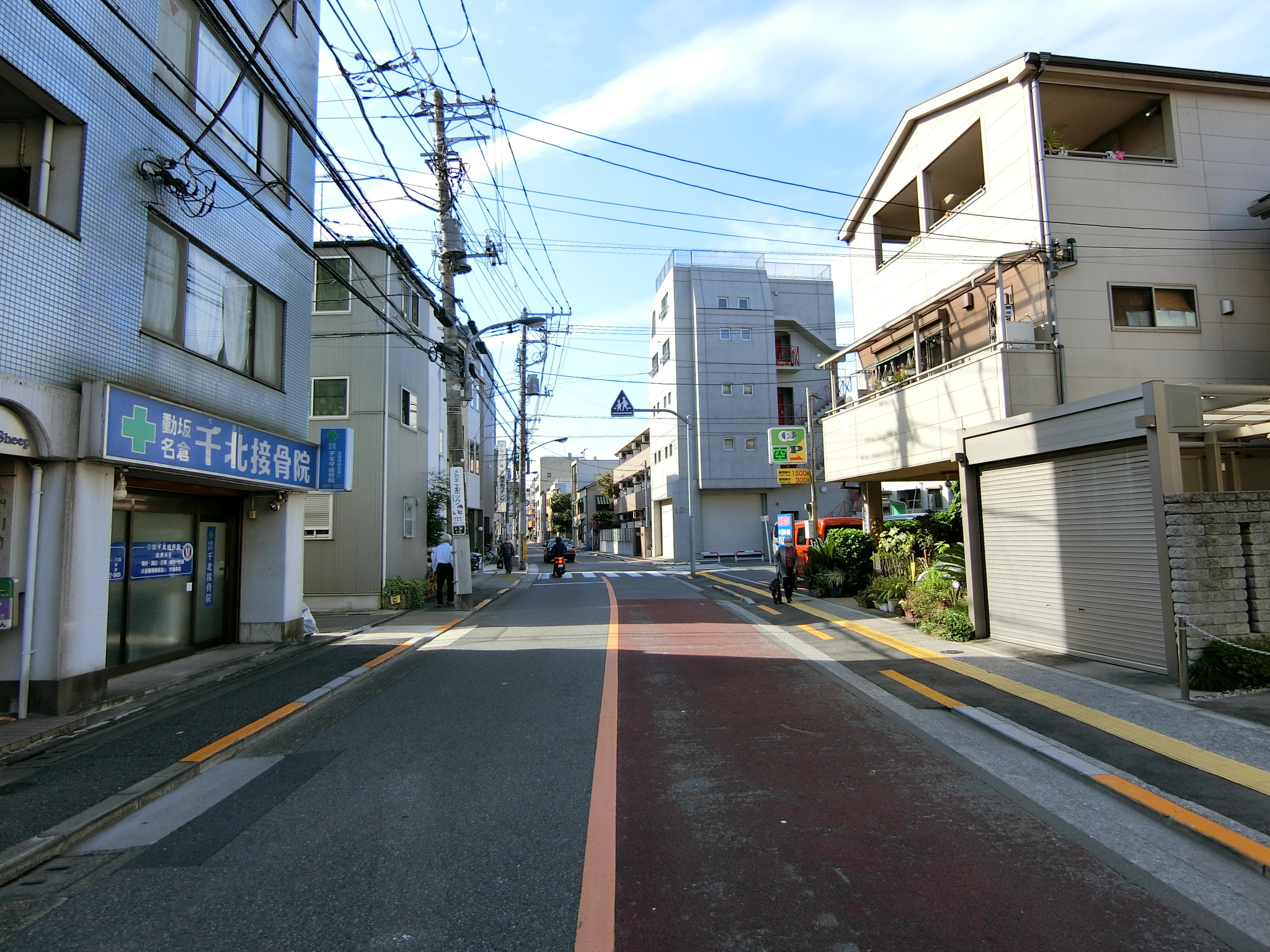 なんと廊下にも棚が!