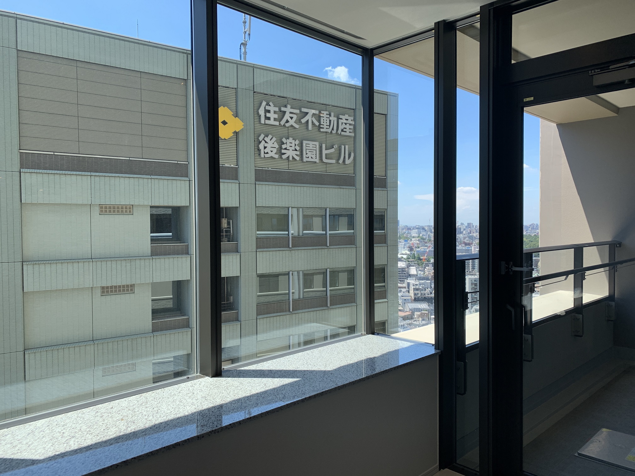 採光側のオフィスビルは採光を妨げない高さです。