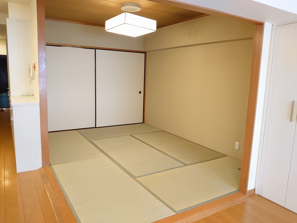 急な来客やお子様が遊ぶスペースとしても利用できる6帖の和室です。