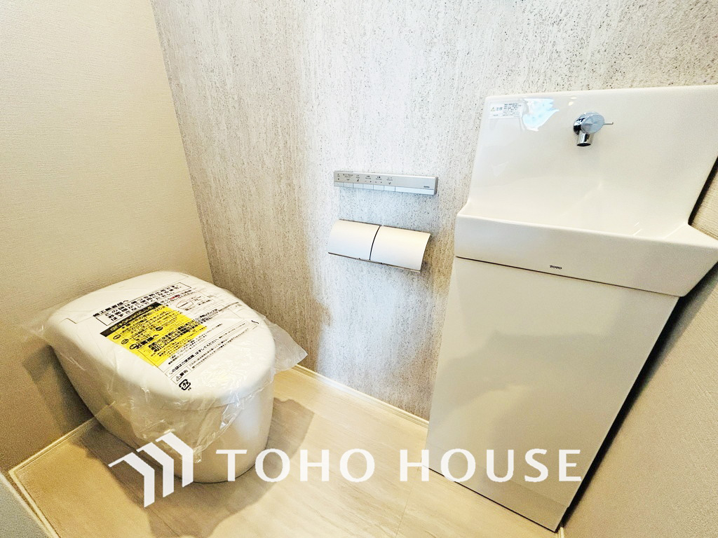 トイレには快適な温水洗浄便座付