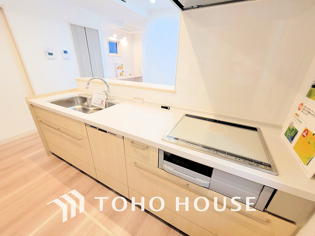 シンプルな部屋の雰囲気に溶け合うナチュラルキッチン