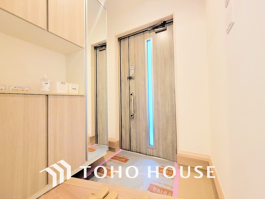 落ち着いた雰囲気の玄関、家族の帰りを暖かく迎えてくれます