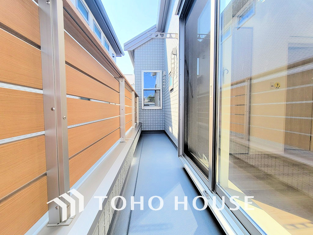 日当たりの良いバルコニーで晴れの日の洗濯物も楽しみになりますね