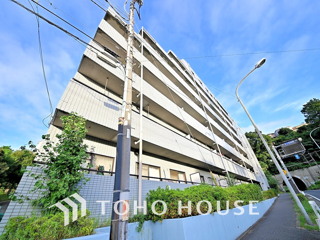 爽やかな青空の下に贅沢なほどに降り注ぐ陽光、豊かな居住性と、クオリティが見事に調和した住空間