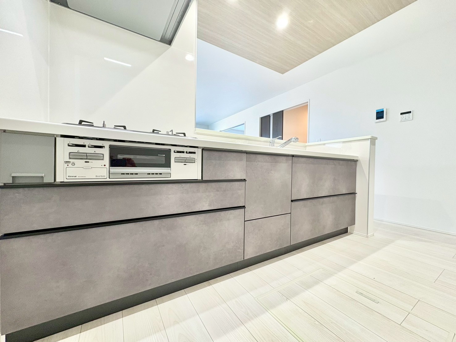 窓には高い断熱効果を持つペアガラスを全居室に使用