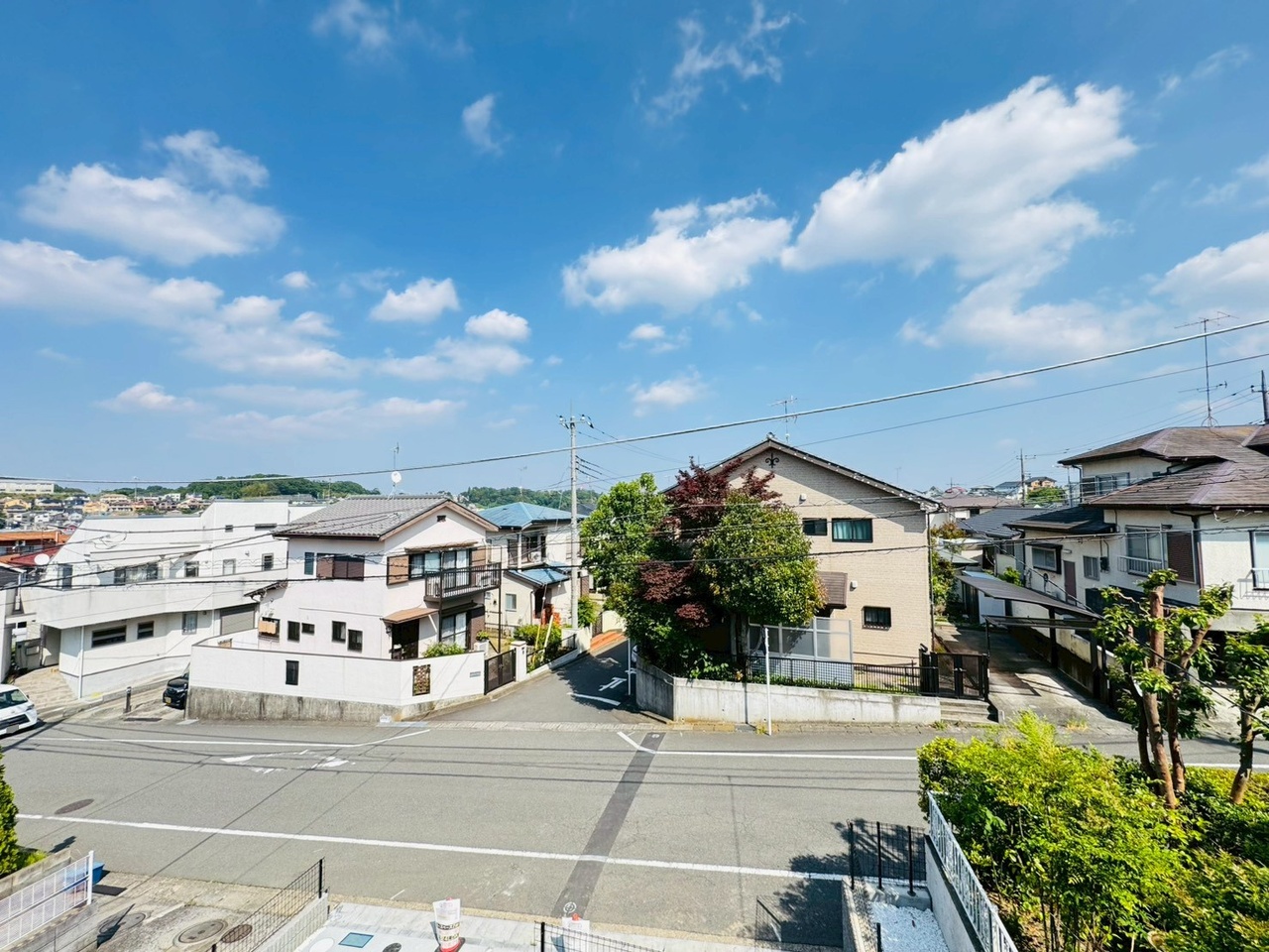 バルコニーからは建物に邪魔されない、広々とした青空が臨めます