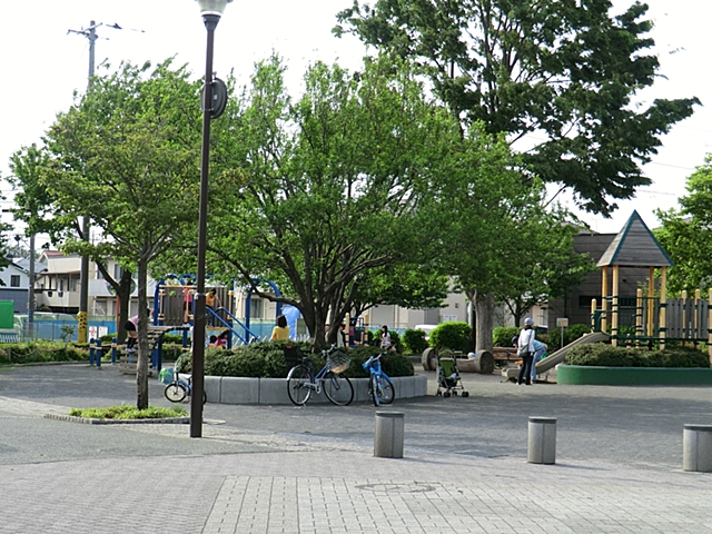 瀬谷駅北口公園　距離約220m