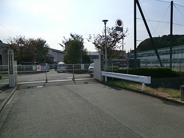 横浜市立新治小学校　距離約650m