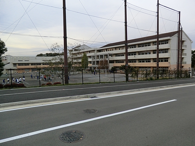 横浜市立十日市場中学校　距離約450m