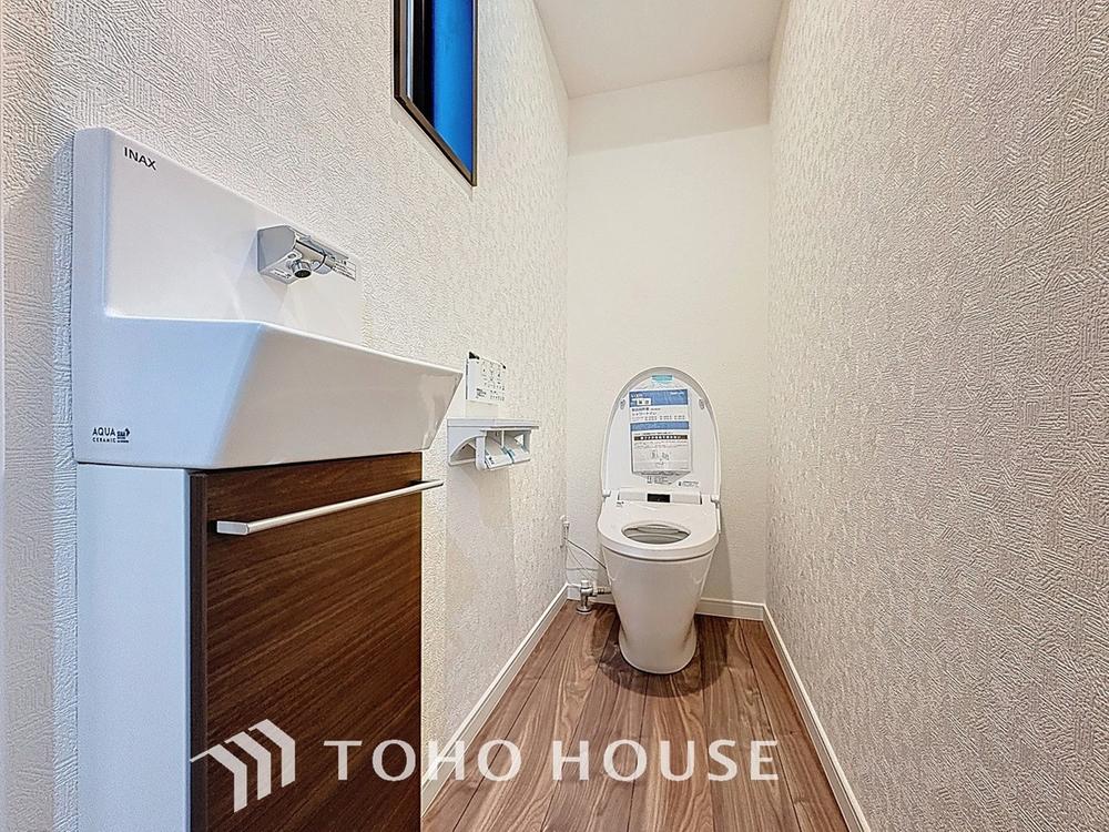 「温水洗浄便座付きトイレ」トイレは快適な温水洗浄便座付です。清潔感のあるホワイトで統一しました。いつも清潔な空間であって頂けるよう配慮された造りです。
