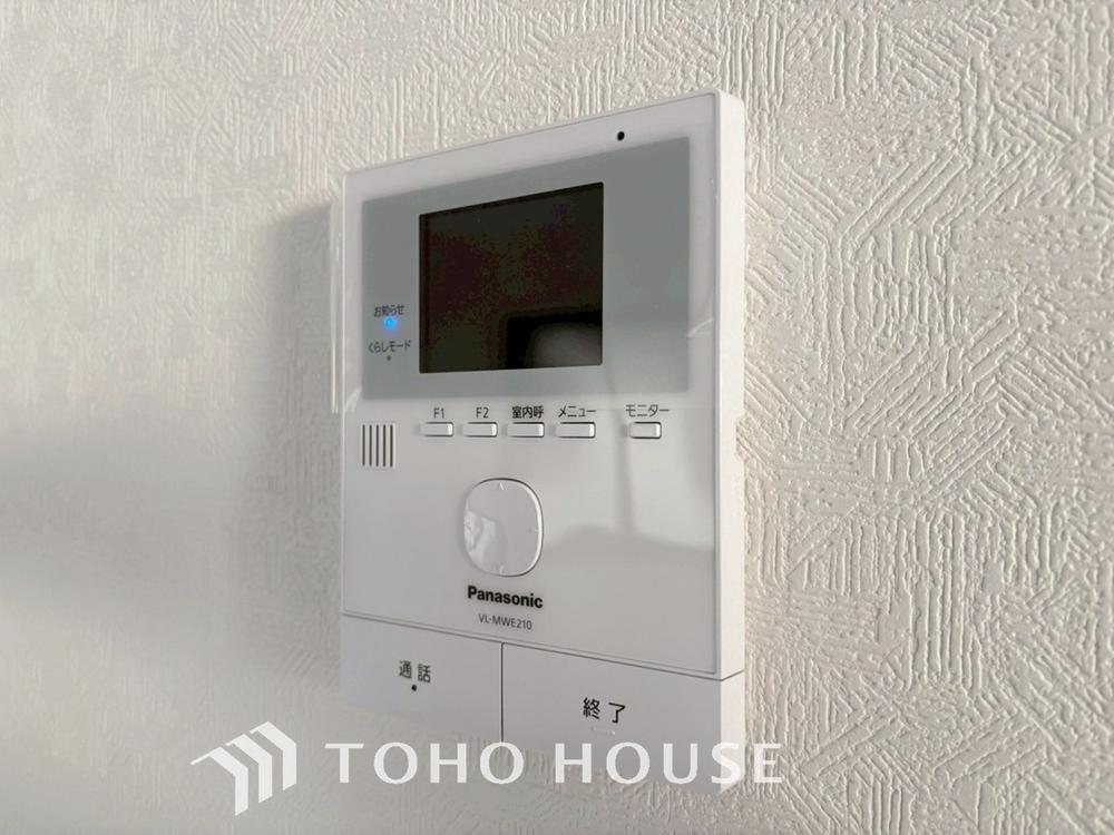 「見える安心」をカタチにしました。誰が来てもわかる様にモニター付きインターホンを設置。快適と安らぎを合わせた優しい設計。