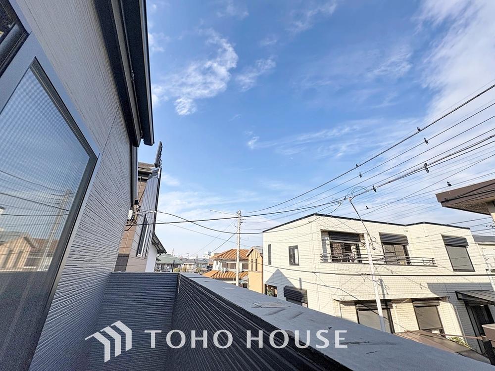 「穏やかな街並みの眺望」穏やかな街並みを一望しながら、爽やかな風と柔らかく降り注ぐ陽光を感じて頂けます。心地良い開放感が暮らしにゆとりと充足感をもたらします。