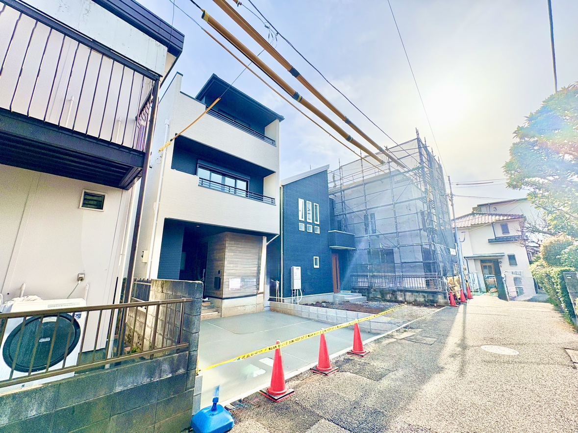 【APPEARANCE】◆家族◆家で家族と過ごす時間は限られている。帰りを待つ家族の元へと急ぐときの弾む思い。そんな思いを引き立てる邸宅。