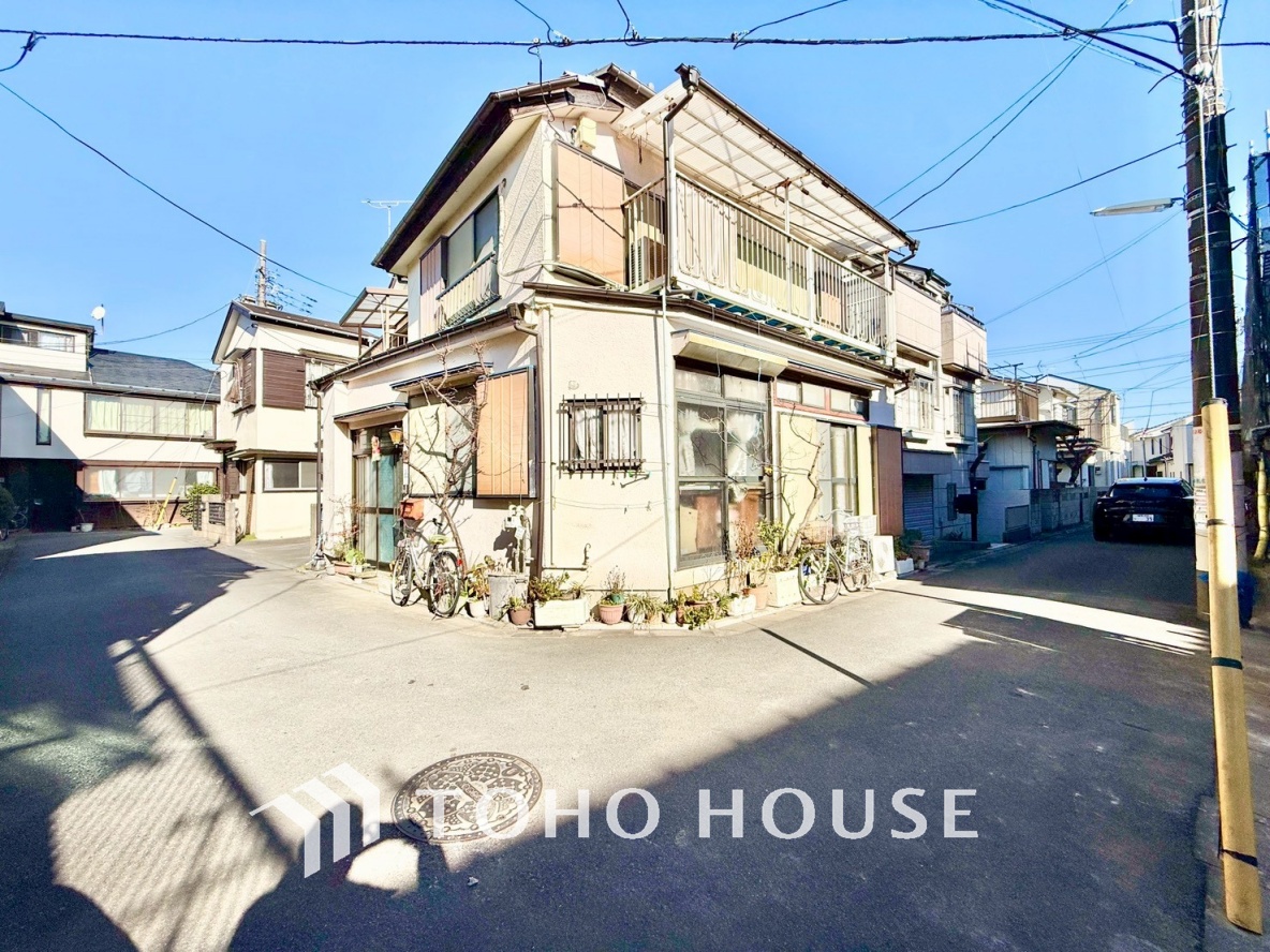 【季節外れのホームホリディ】喧噪から離れ広々したリビングでゆったりと過ごす。そんな寛いだ休日もあっていい。だって『何もしない時を楽しむ』そんな贅沢な時間を愛する家族と堪能できるのだから。