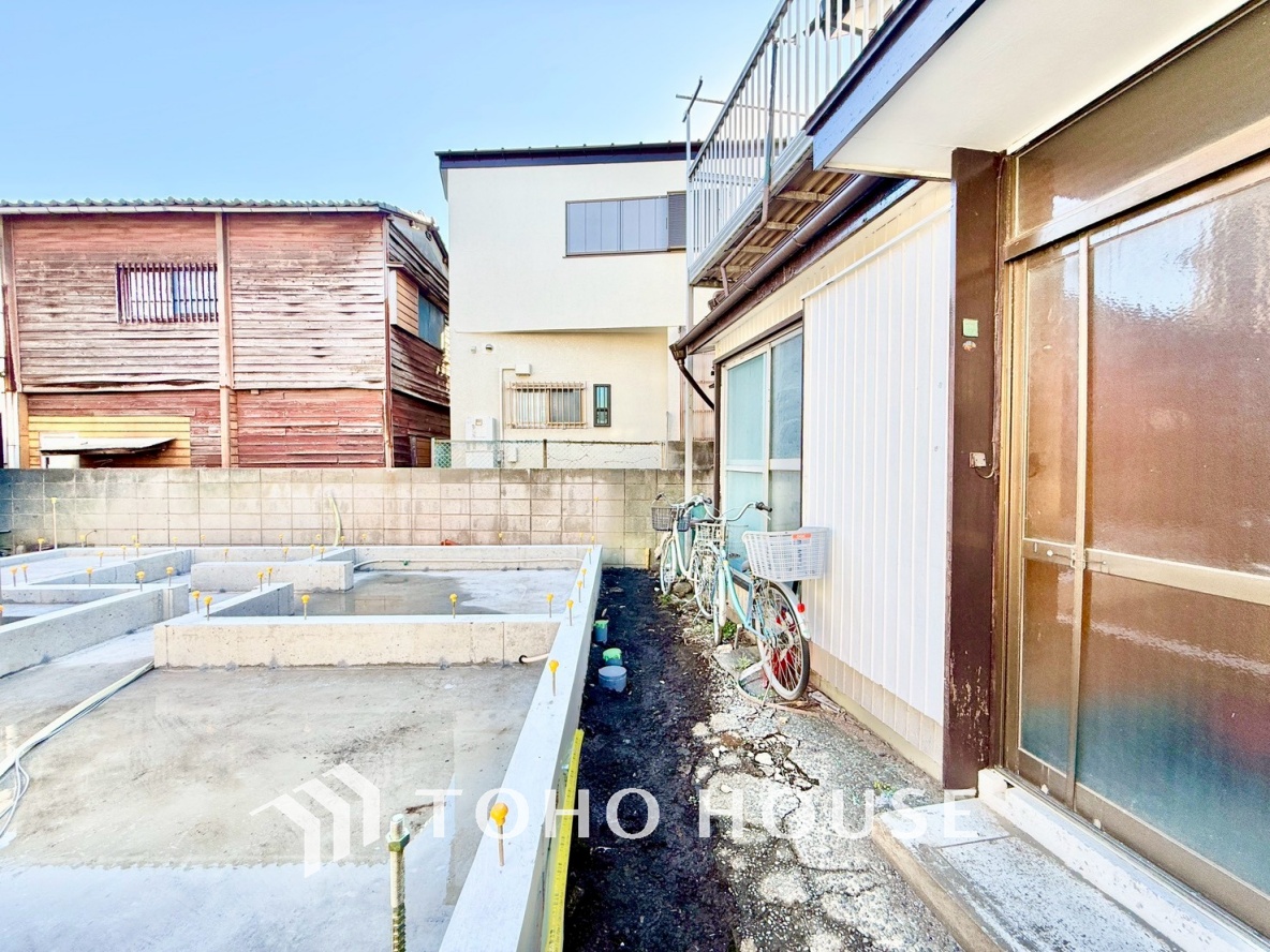 【Wash basin】十分な大きさの洗面台は収納もさる事ながら、身だしなみチェックや歯磨きなど、朝の慌ただしい時間でもホテルライクなスペースで余裕とゆとりを感じて頂けます。