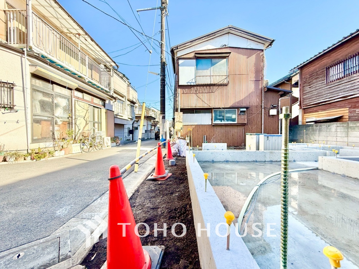 【Bathroom】奥行きが長く足を延ばしてもラクラクのスペース。体の大きい方でも嬉しいワイドサイズ。また、カビが付きにくく軽くこすれば簡単に落ちるお掃除ラクラク仕様です。