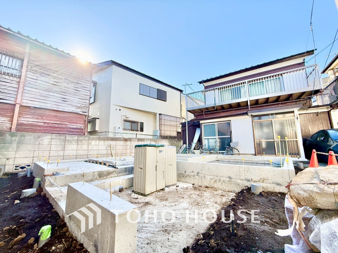 【リビングルーム】天井に埋められた連続する眩い光－ダウンライト。それはまるでフライト航路のアプローチライトのように優美でロマン溢れるポジショニング。