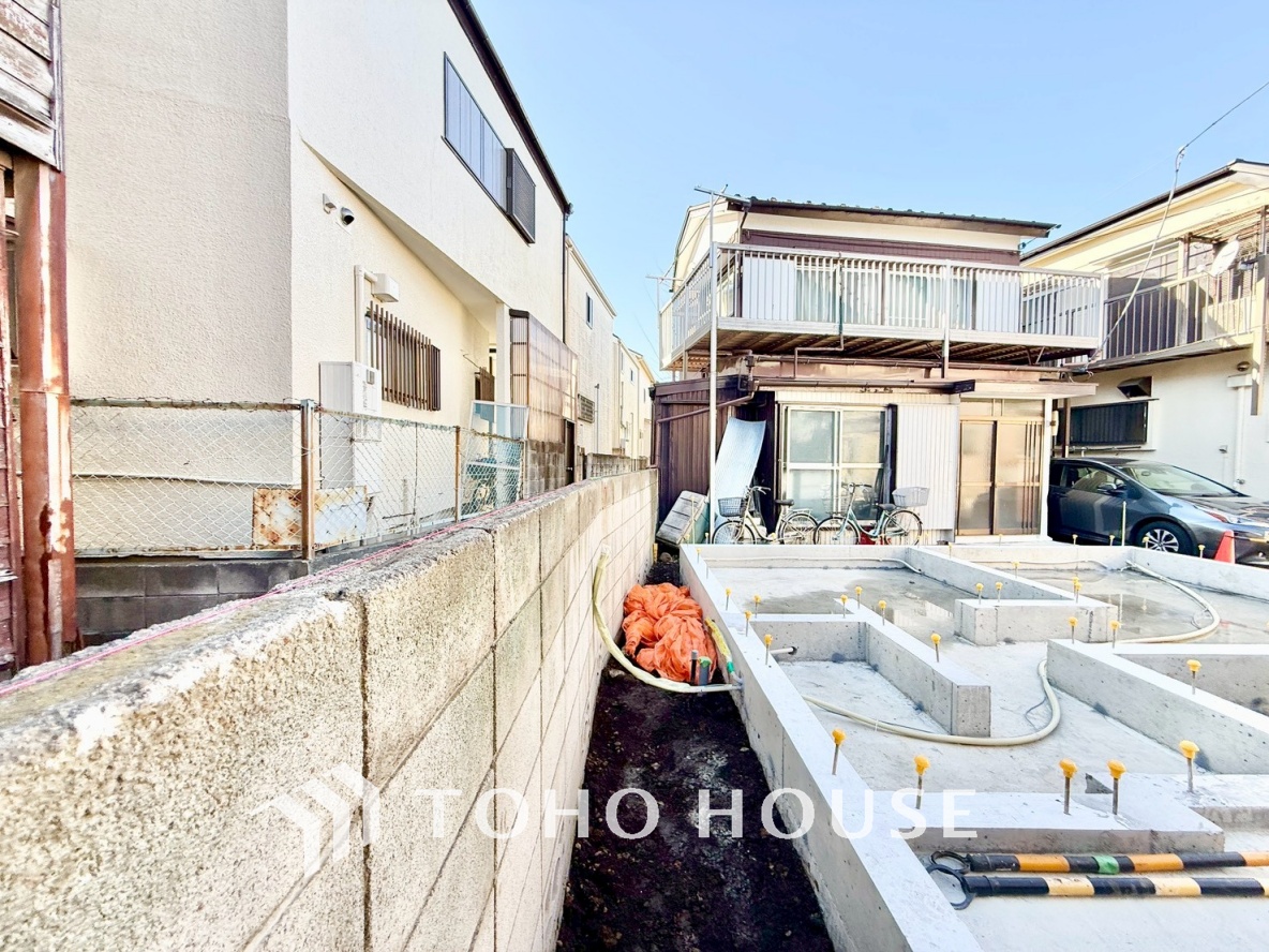 【素敵な空間】君の姿に一瞬足を止めていた。美しくて惑わされてしまった自分が信じられない位素敵な空間。そしてこの空間に君がいて喜び歌を歌う僕が燥いでいる。