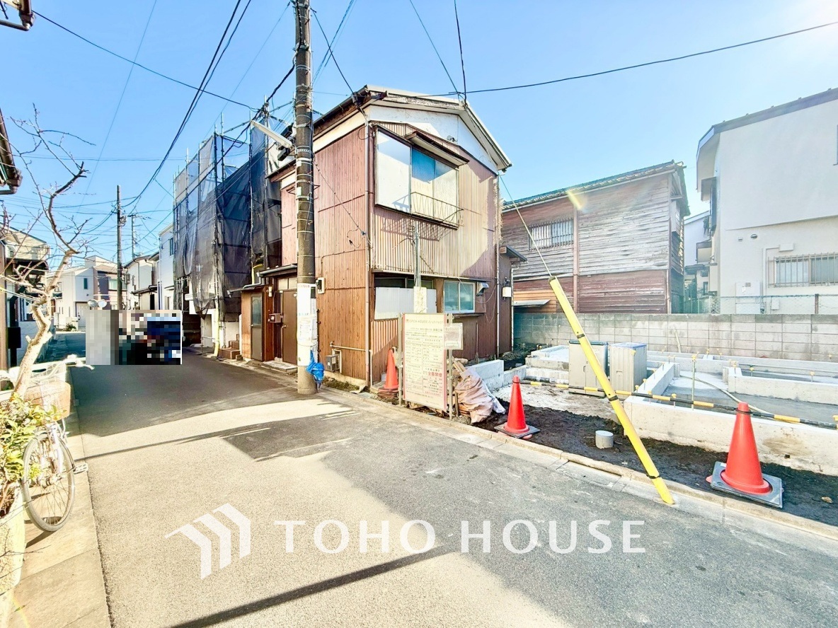 【居心地のいい暮らし】には欠かせない眩い採光。ゆったりとした幅の窓からこの空間に降り注ぐ採光が絶えない。明るいリビングこそ居心地のいい暮らしが待っているのだと思う。