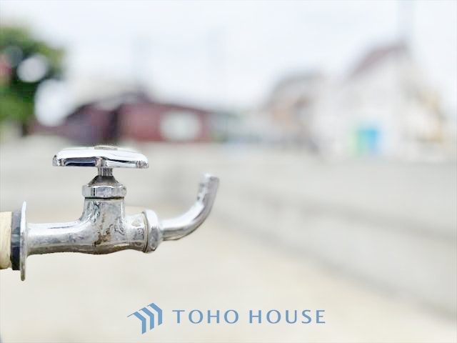 ◆居心地のいい暮らし◆には欠かせない眩い採光。ゆったりとした幅の窓からこの空間に降り注ぐ採光が絶えない。明るいリビングこそ居心地のいい暮らしが待っているのだと思う。