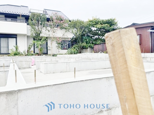 ◆木漏れ日◆の様な採光が優しく足元を照らし、心地いい暮らしの道しるべを写し出す。この空間で過ごす家族との語らいの時間がとても素敵で幸せを感じるかもしれない。