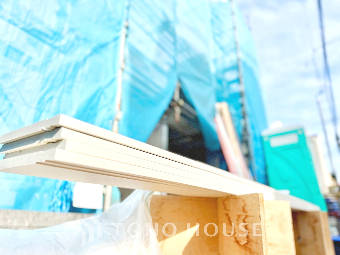 十分な大きさの洗面台は収納力大。身だしなみチェックや歯磨きなど、朝の慌ただしい時間でも余裕とゆとりを感じられる。