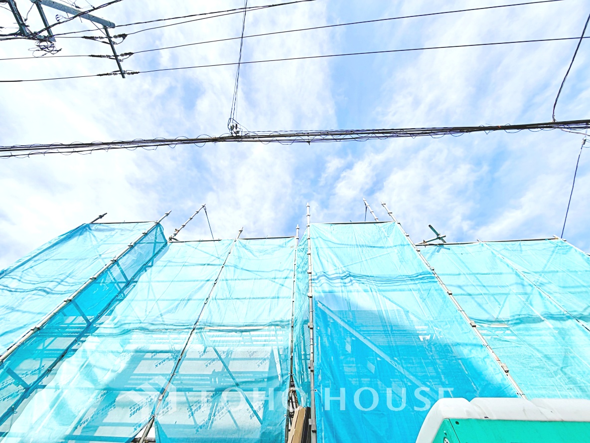 窓をあけると通り抜ける風。清々しく心地よいそよ風が、この空間を涼やかに。