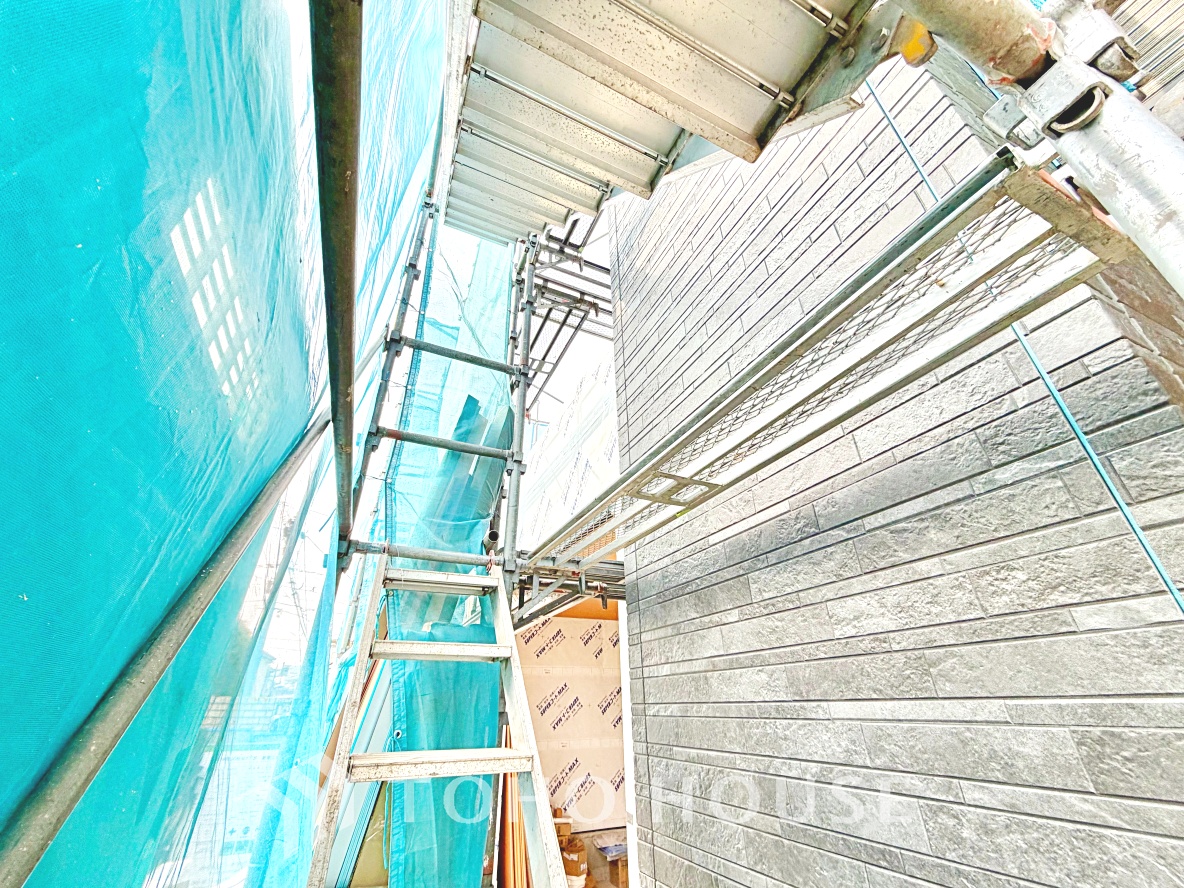 【光のベール】自然光のありがたさ。柔らかい光に包まれて、ゆったりと読書などはいかがでしょうか？街のざわめき、夜の静寂。至福の時