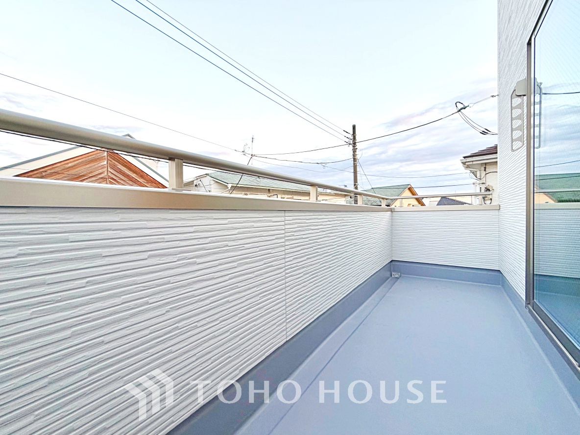 見上げれば高い空。手を伸ばせば吸い込まれそうな突き抜ける空間。空が高いと気持ちも高揚する。しばらく忘れていた、空を楽しむ生活を始めませんか。