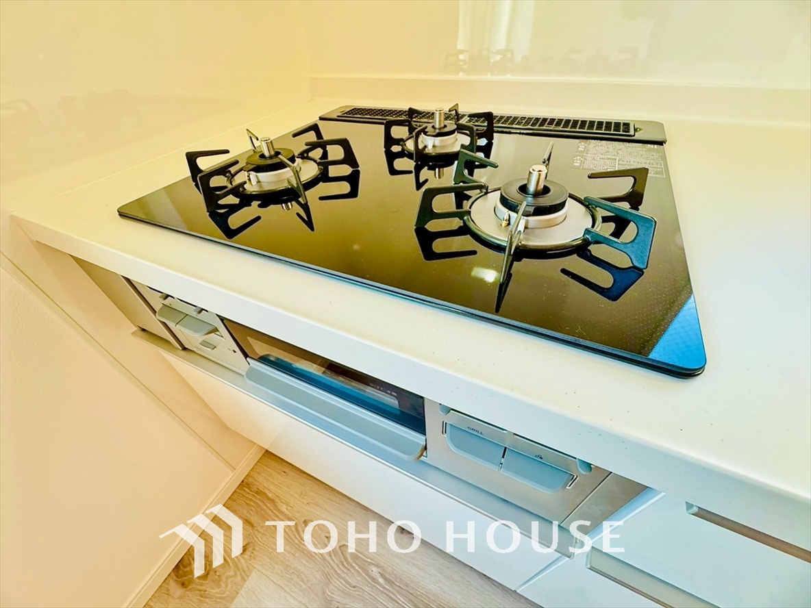 3口コンロでお料理のスピードもUP。効率よくお料理ができますね。