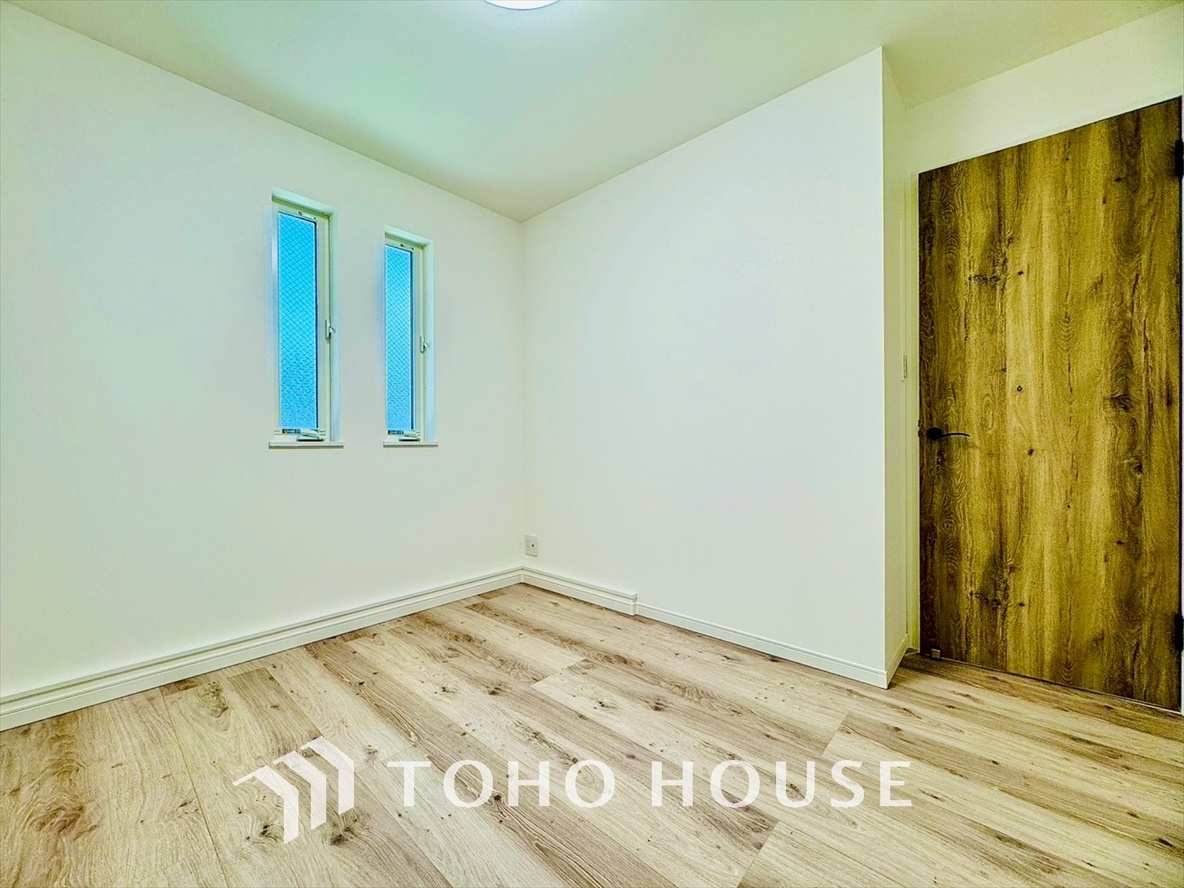 リラックスできる広々としたお部屋。暖かな雰囲気が包む、心地よい空間。