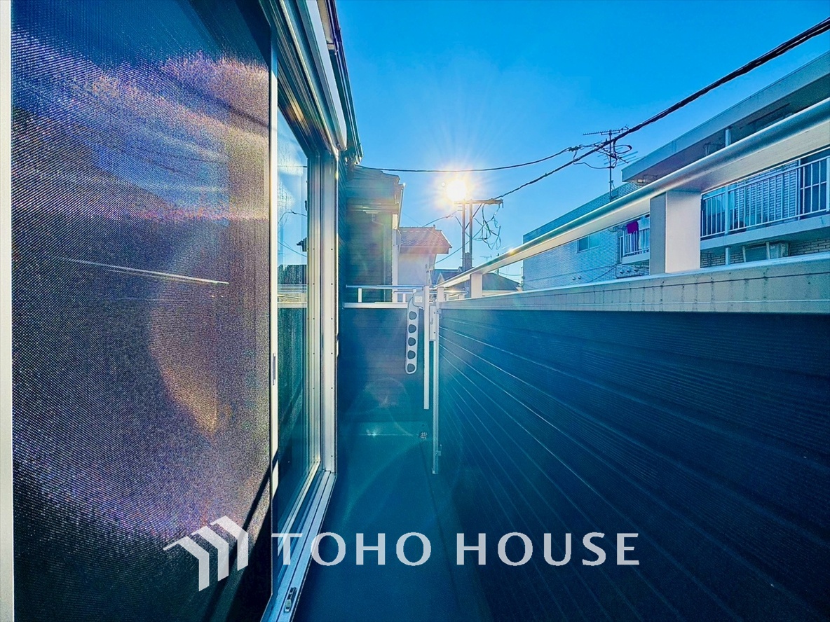 自然な風と光を感じる、心地よいバルコニー。日当たりも良好で洗濯物もすぐに乾きます。