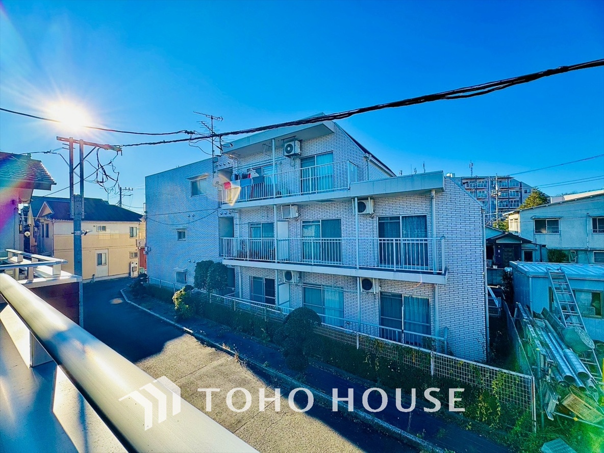 太陽光がいっぱいに注ぐ窓辺。自然の光を楽しむ豊かな日常がここに。