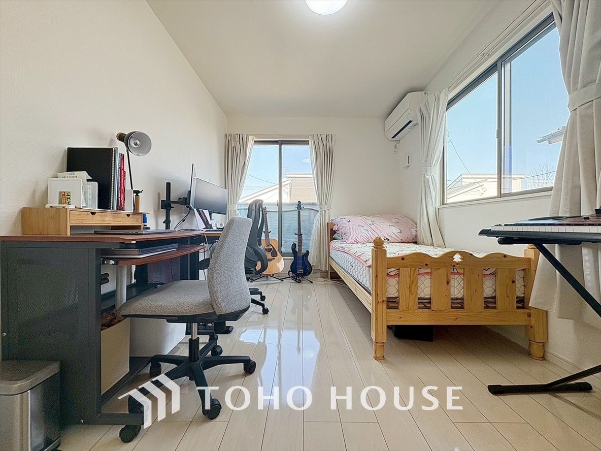 リラックスできる広々としたお部屋。暖かな雰囲気が包む、心地よい空間。