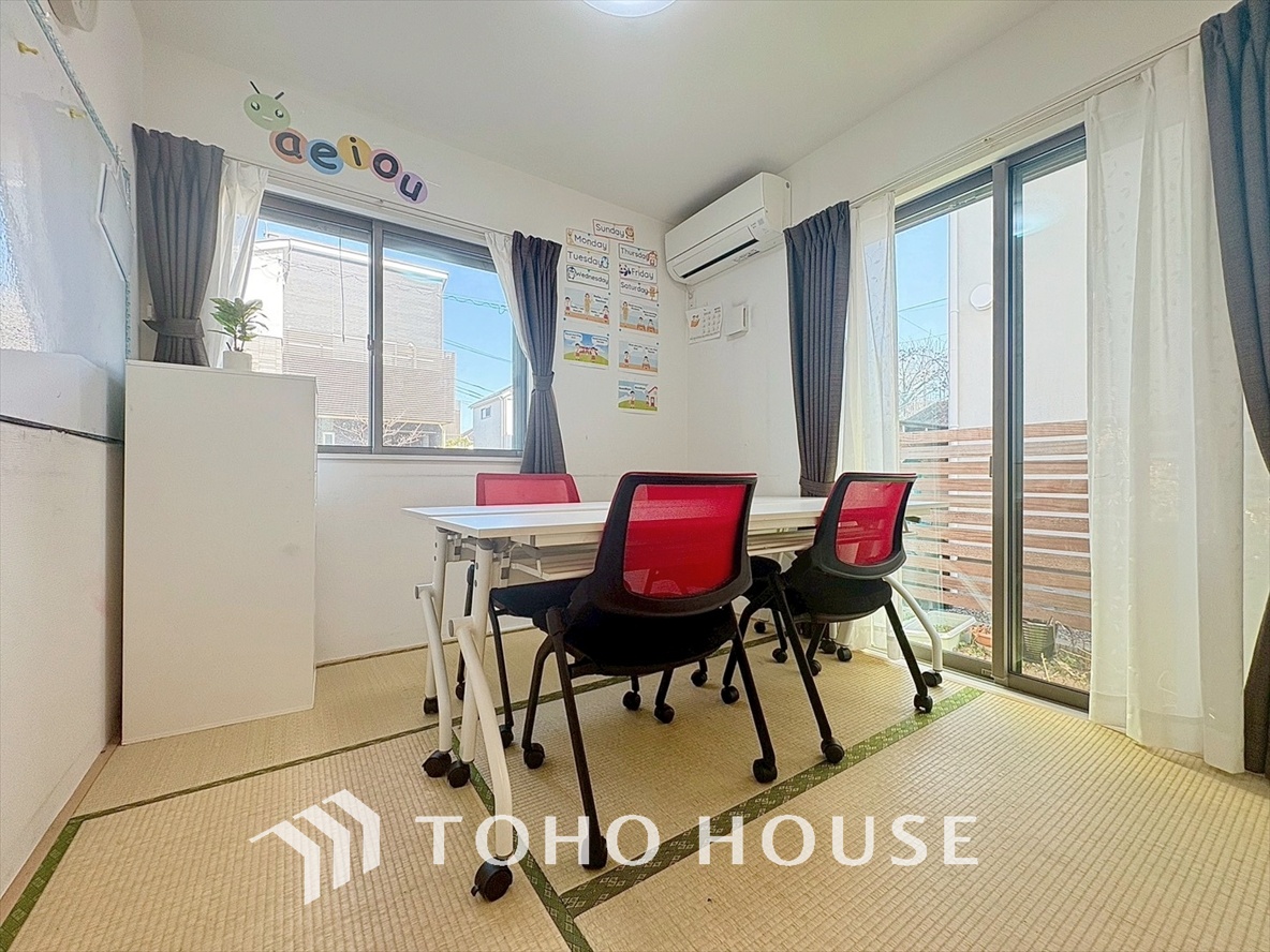 落ち着いた雰囲気の和室。家族の団欒や客間に最適な、リラックスできる空間。