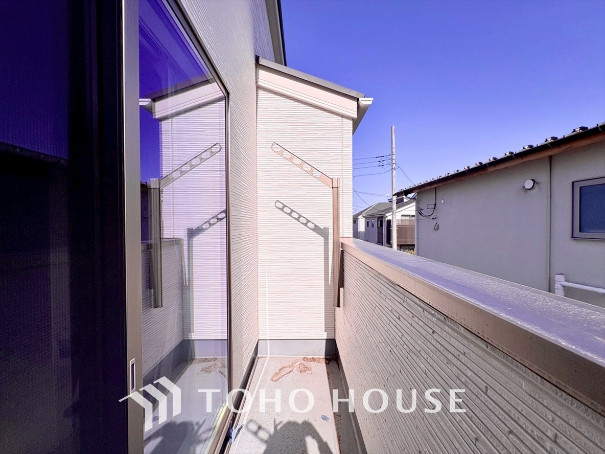 自然な風と光を感じる、心地よいバルコニー。日当たりも良好で洗濯物もすぐに乾きます。