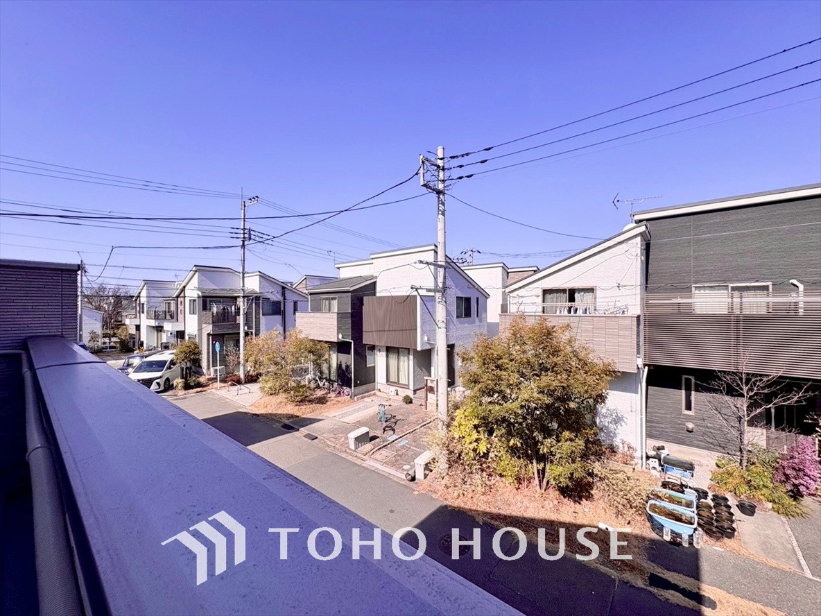 素晴らしい景色が特徴の、心地よいくつろぎの空間。さんさんと太陽光を浴びてリフレッシュ。バルコニーに出ての日光浴はいつも気持ちの良い時間。