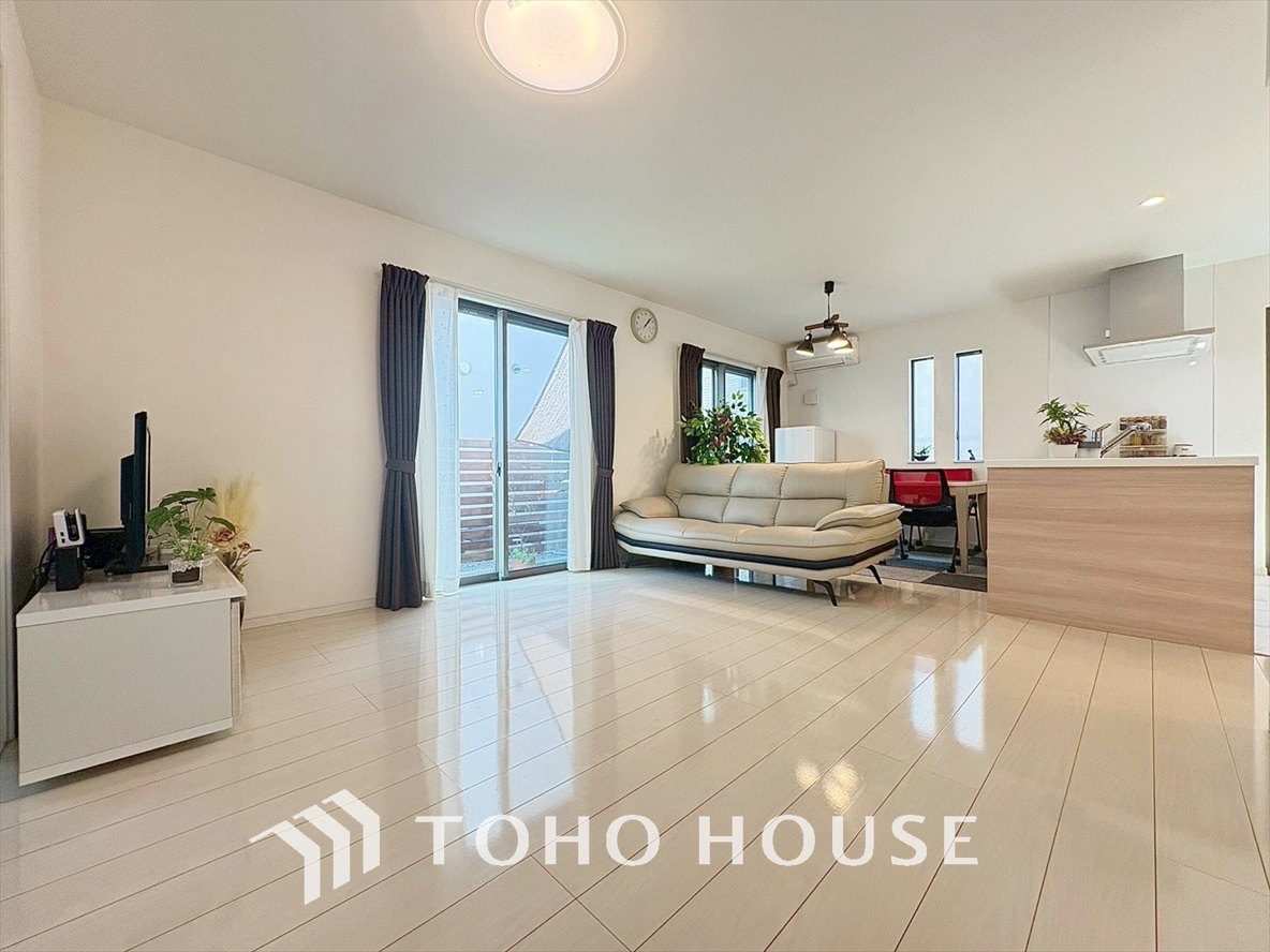 リビングがつなぐ、心と空間。家族が共に過ごす理想の場所がここにあります。