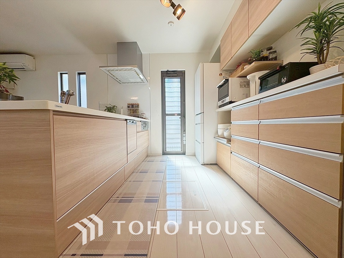 機能性と美しさが融合した、キッチンでの新たな料理体験。美味しい食卓と幸せな時間。