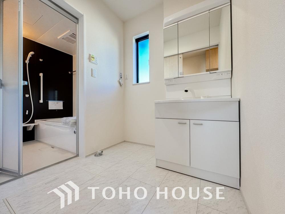 身だしなみのチェックがしやすい大きな鏡、下には収納がたっぷり。スッキリとした空間を演出いたします。