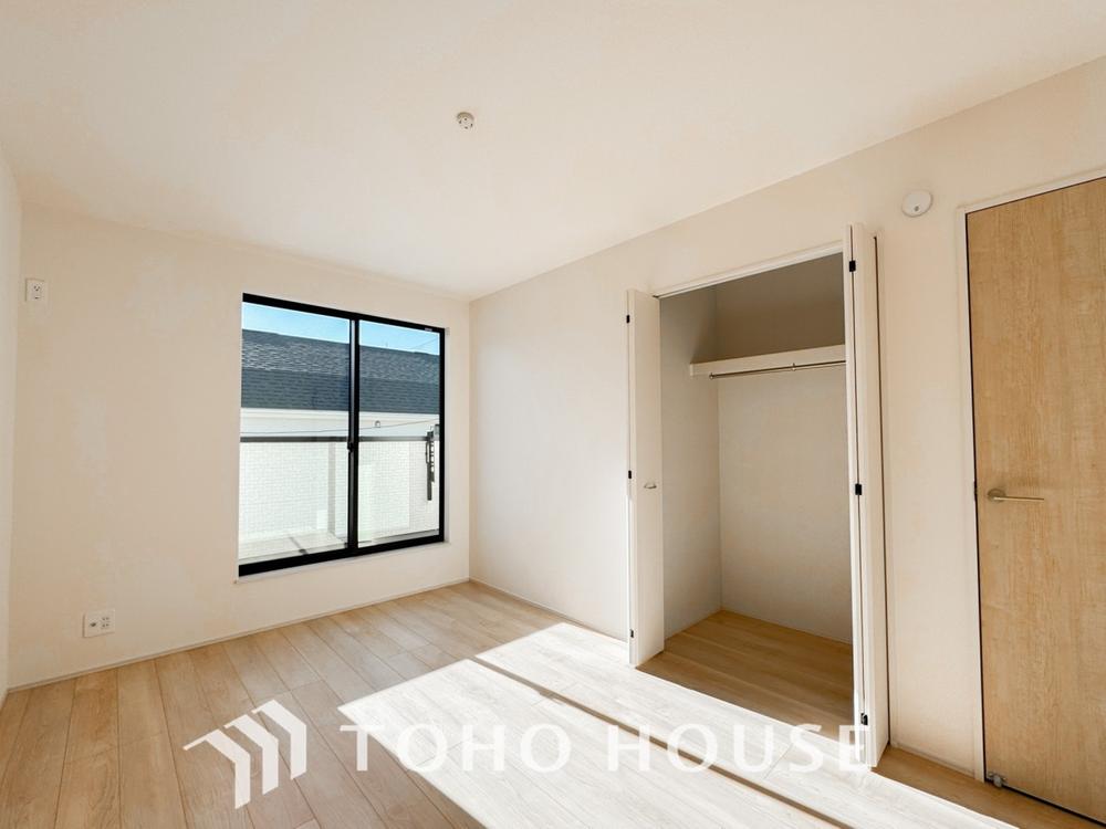 居室にはクローゼットを完備し、自由度の高い家具の配置が叶うシンプルな空間です。