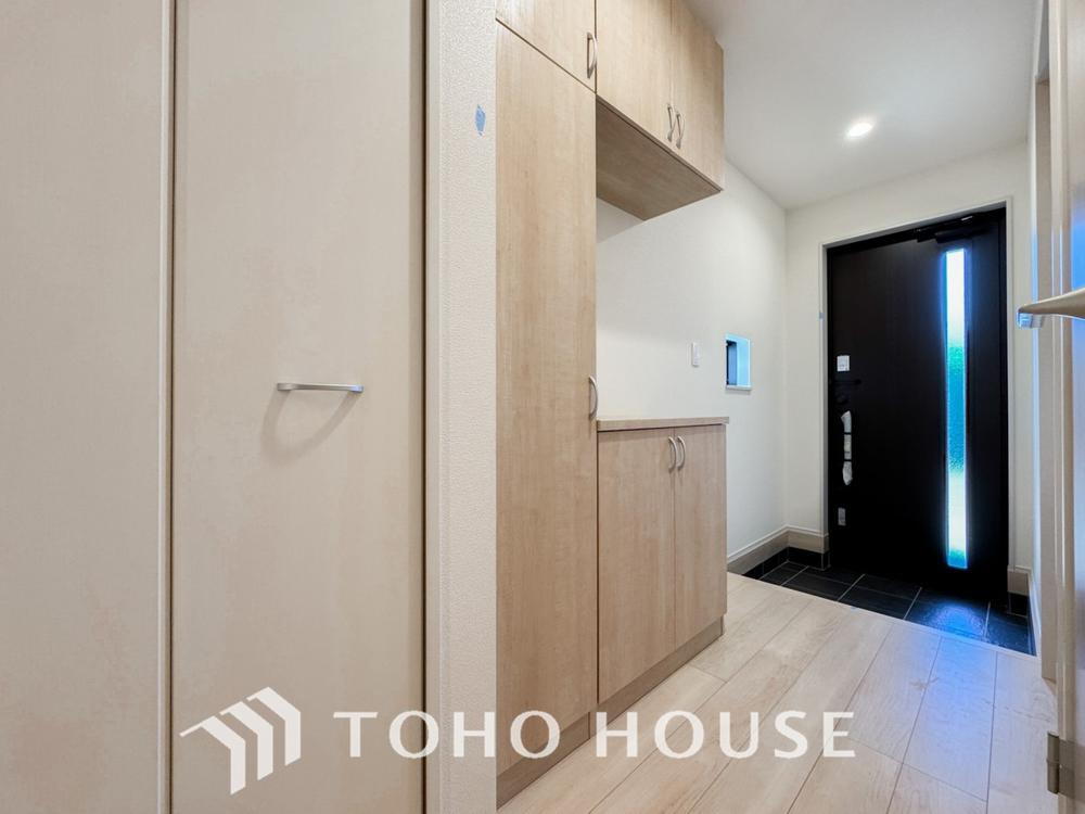 人を迎え入れる最初の場所だからこそ、清潔感がある空間にして頂ける様シューズボックスを設置しました。