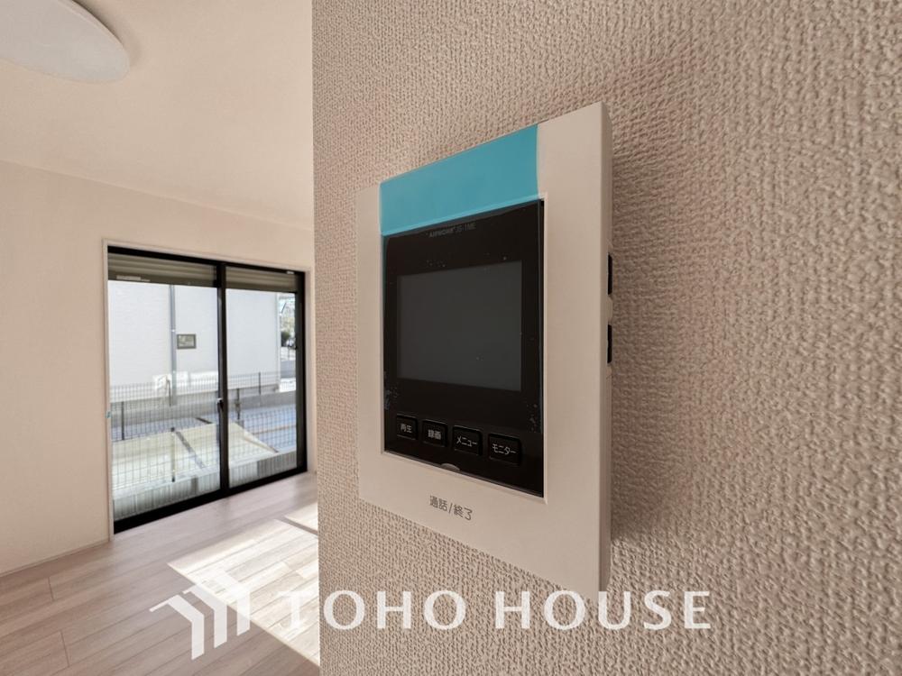 誰が来てもわかる様にモニター付きインターホンを設置。家事導線を考慮した個所に設置し、防犯性と利便性に優れ快適と安らぎを合わせた優しい設計。