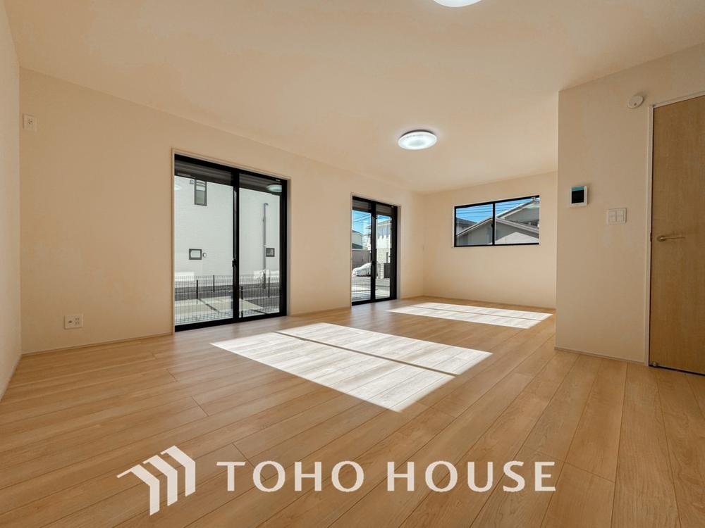 リビングも広く設け、訪れる人々を暖かく迎えてくれます。