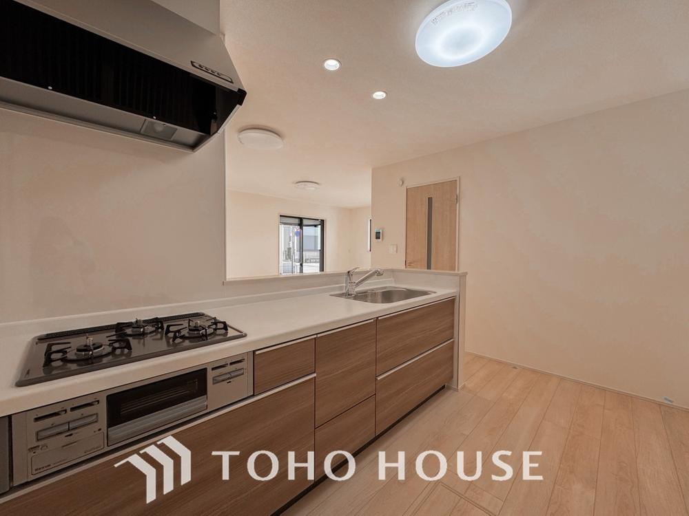 夫婦そろってキッチンに立っても調理がしやすく余裕の広さ。家事をしながら会話も弾みます。