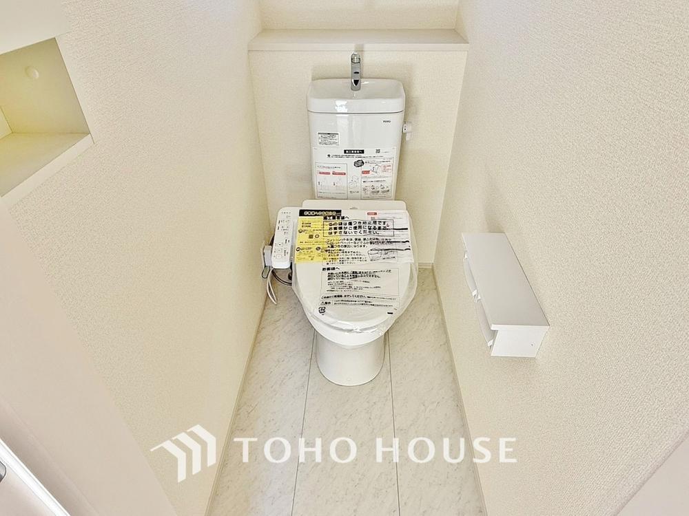 十分な広さと清潔感のあるカラーで纏まったおトイレ。時間に余裕とゆとりを持たせます。