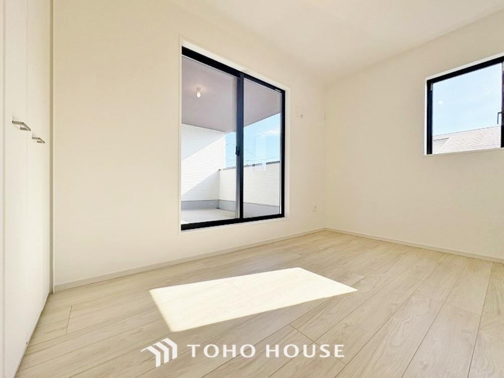 清潔感あるホワイトの壁紙。毎日の生活を少しでも快適に過ごして頂ける様、飽きのこない雰囲気が大切です。