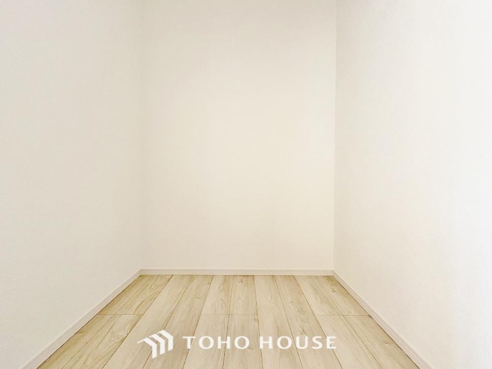 ウォークインクローゼットは洋服だけでなく、帽子や鞄などの小物もまとめて収納できるのが嬉しいですよね。